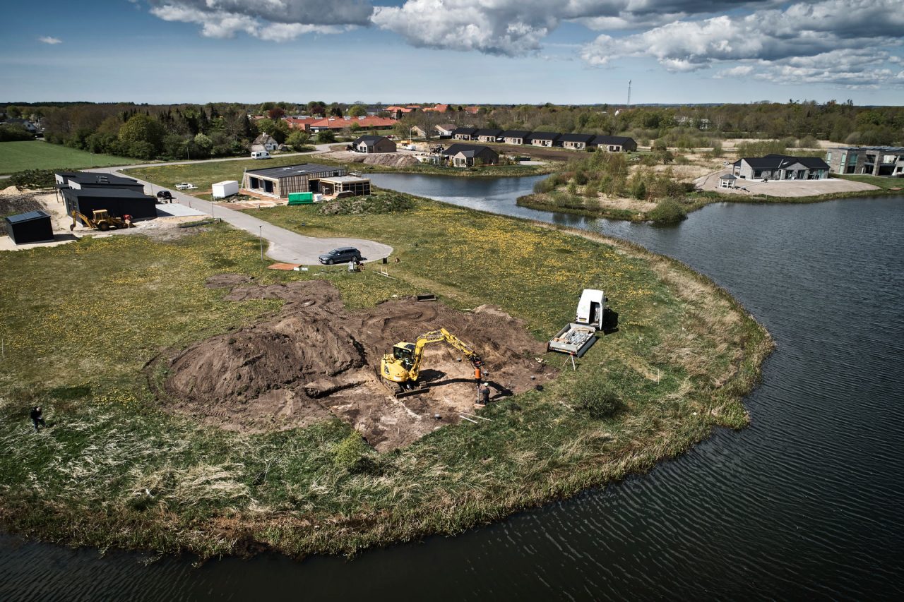 Luftfoto af grund meget tæt på vandkanten funderet med GeoPile Skruepæle