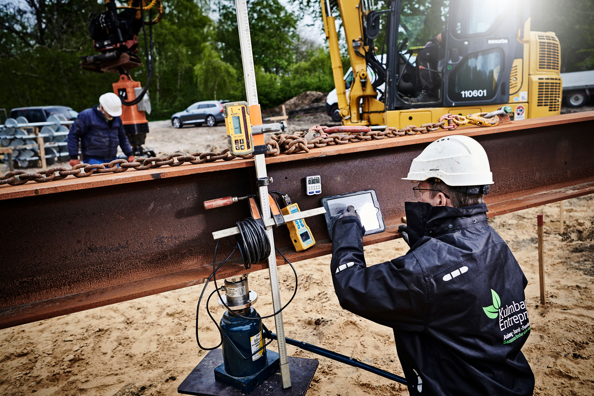 Geolog foretager geologiske målinger for at undersøge behov for skruefundering