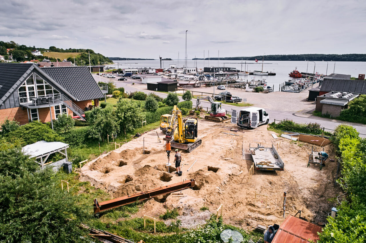 Byggegrund med funderet med GeoPile skruepæle af hensyn til naboens skel