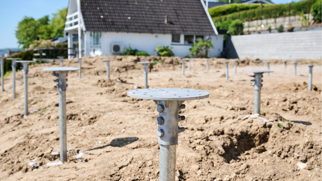 nærbillede af skruepæle som fundament til sommerhus
